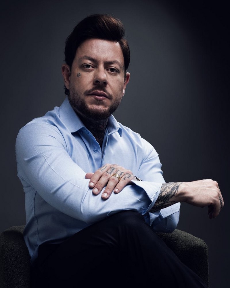 Retrato de Greg Pàz em estúdio, de camisa, sentado